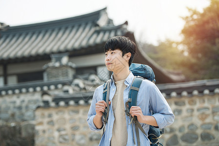 一个年轻人在韩国传统住宅里背图片