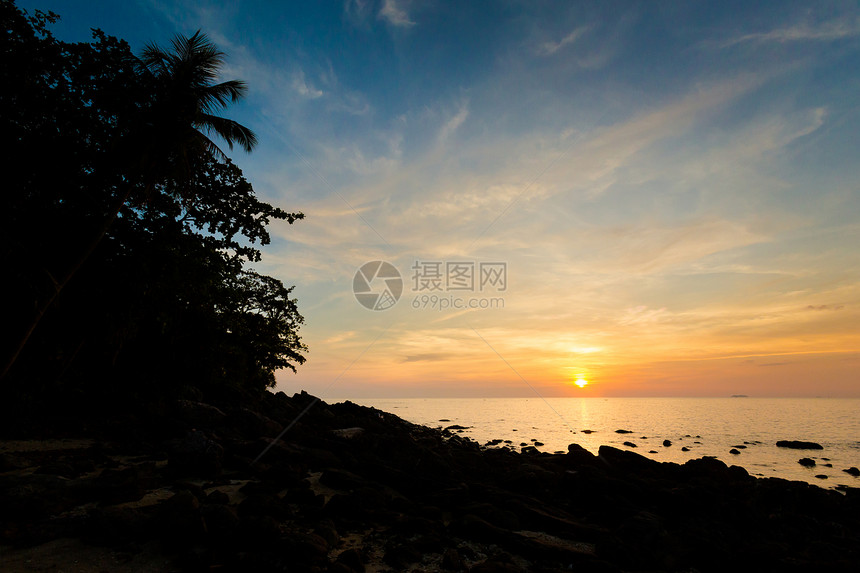 泰国热带港兰塔岛夏季日落风景以蓝图片