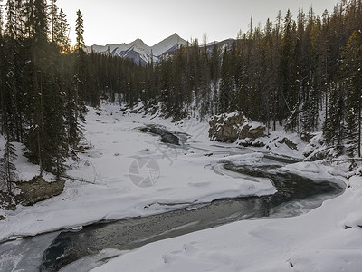 加拿大不列颠哥伦比亚省幽鹤公园翡翠湖冬季在积雪覆盖的山谷图片