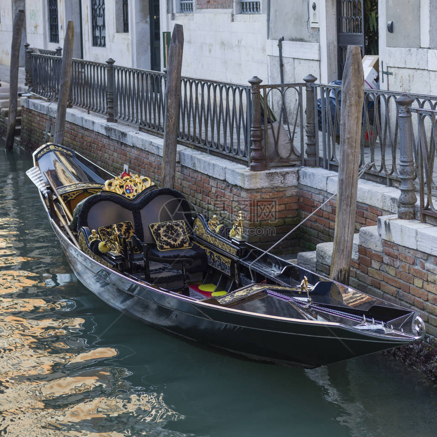 贡多拉停泊在意大利威尼托大运河图片