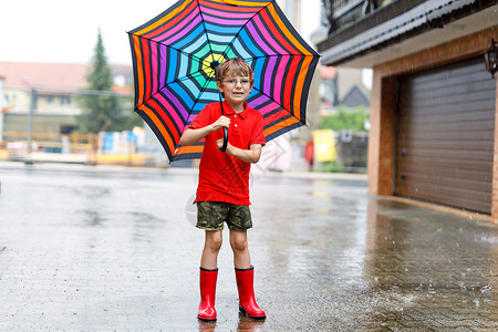 孩子男孩穿着红色雨靴图片