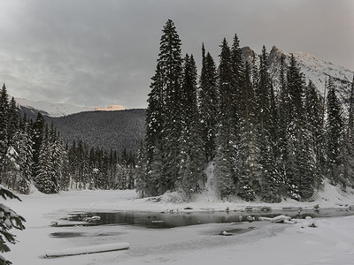 加拿大不列颠哥伦比亚省幽鹤公园翡翠湖冬季在积雪覆盖的山谷图片
