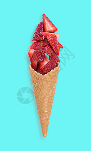 草莓冰淇淋甜筒配新鲜水果图片