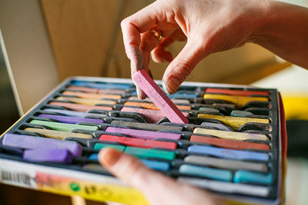 一套多色糊面蜡笔在开放的艺术家盒子里图片