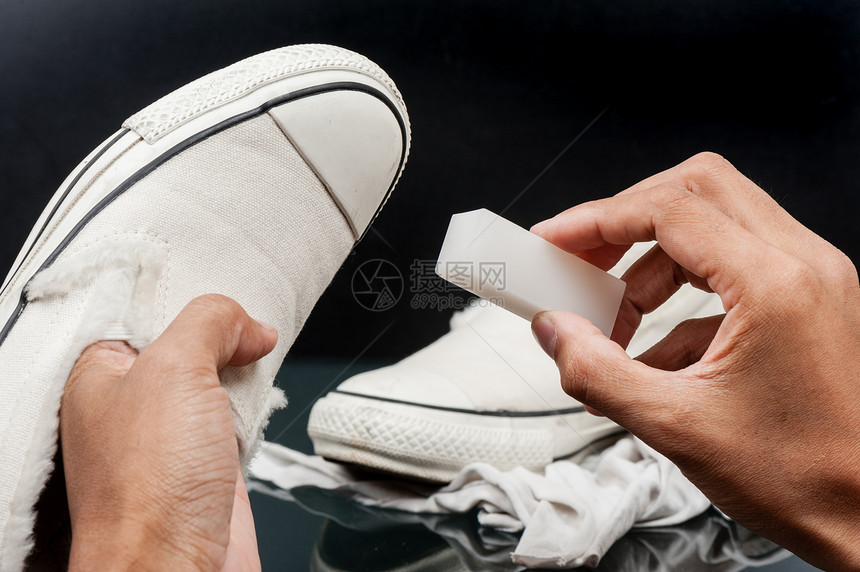 用帆布运动鞋清洁剂清洁白图片