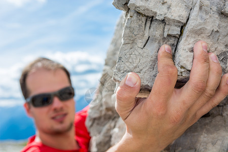 近距离的登山者手握着岩石男登山图片