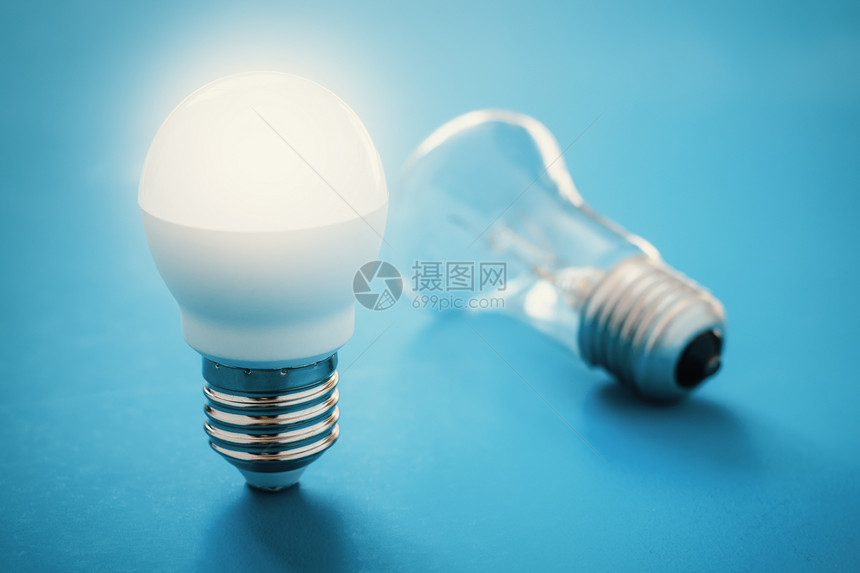 与灯泡的想法概念靠近倾斜白炽灯的照明LED图片