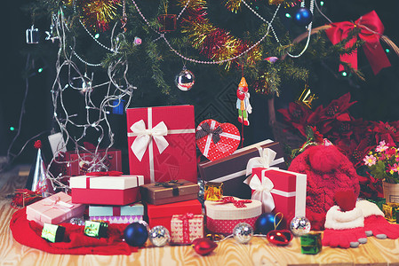 圣诞礼物盒圣诞礼物在白木桌的红箱里平图片