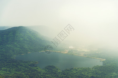 热带湖泊和山脉层图片