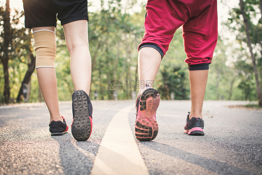 男女脚踏上健康道路古代语调颜色有选择图片