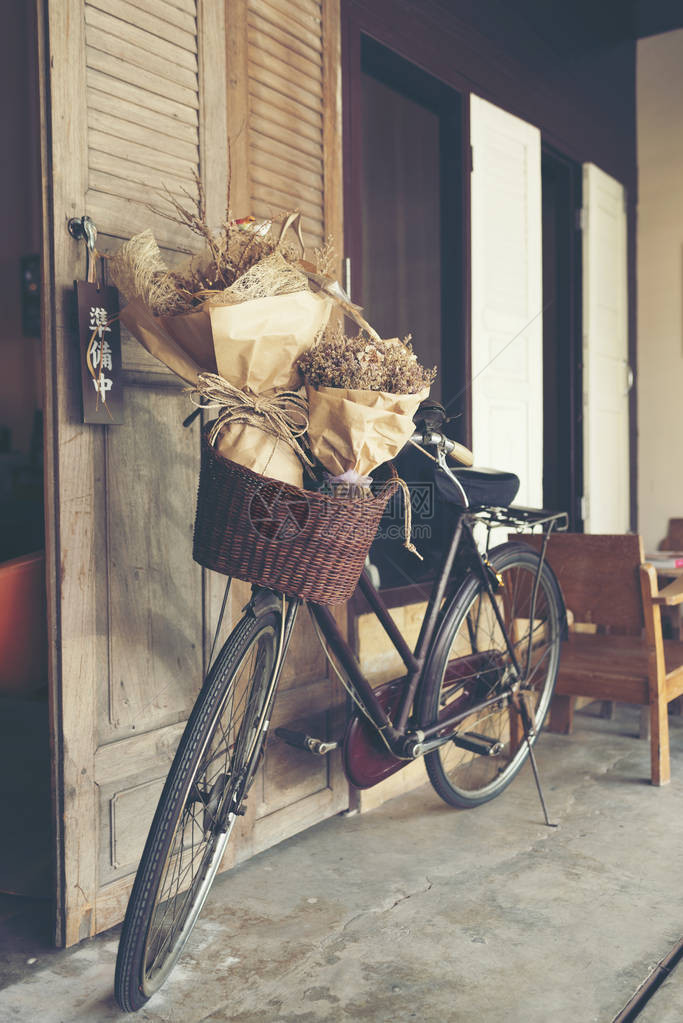 旧自行车上的花束图片