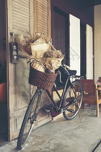 旧自行车上的花束图片