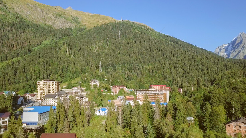 山区村山上飞行图片