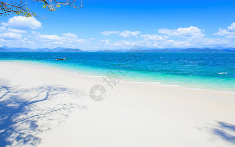 阳光下的白色沙滩和蓝天图片