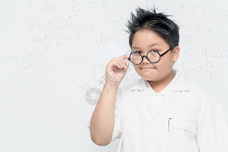 哈普科学家男孩佩戴带科学方程科学和天文概念的图片