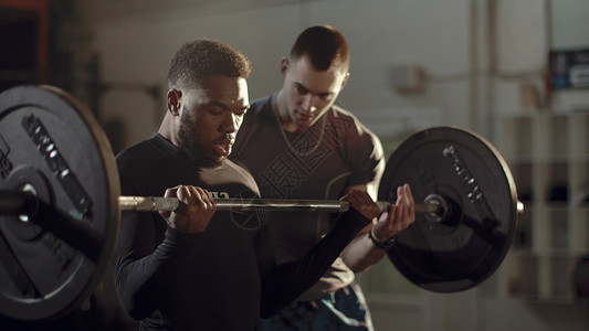 集中力量的非裔美国人运动员训练图片