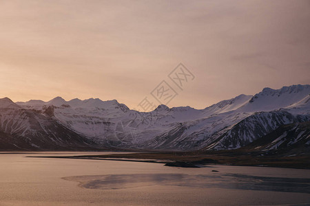 壮丽的冰岛风景日落时有白雪覆盖的山脉图片