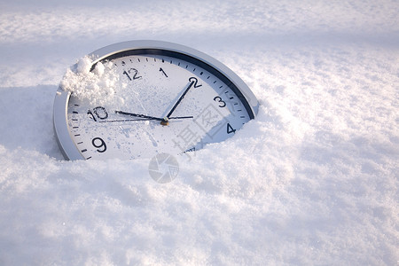 雪中的时钟图片