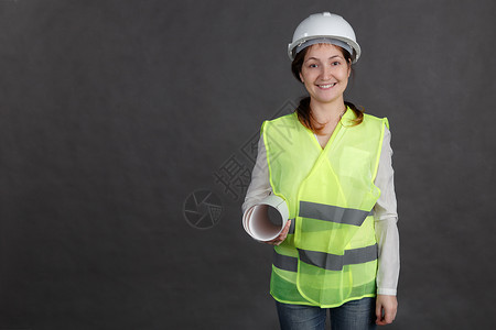 戴防护头盔和防弹背心的年轻女工高清图片