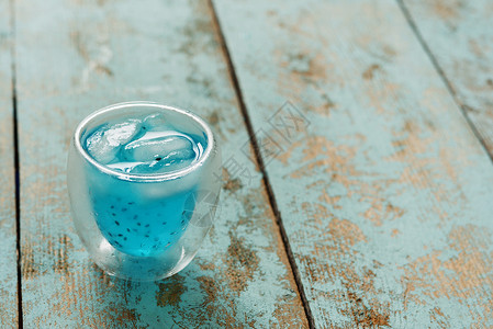 一种非酒精的蓝色饮料图片