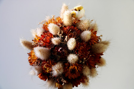 装饰花朵的装饰品和蜂巢的形图片