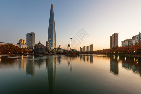 蚕室韩国首尔市早晨乐天世界的秋景背景