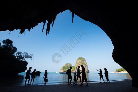 泰国克拉比省顶级旅游景点RaiLeh的悬崖与蓝天下海滩观图片