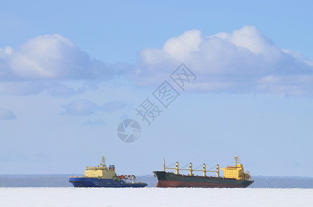 海边有两艘船在航行开往破冰船前图片