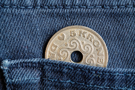 丹麦硬币面值在蓝牛仔裤口袋中为图片