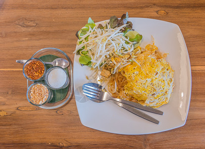 木桌上的泰式酸味和甜面条泰国纸图片