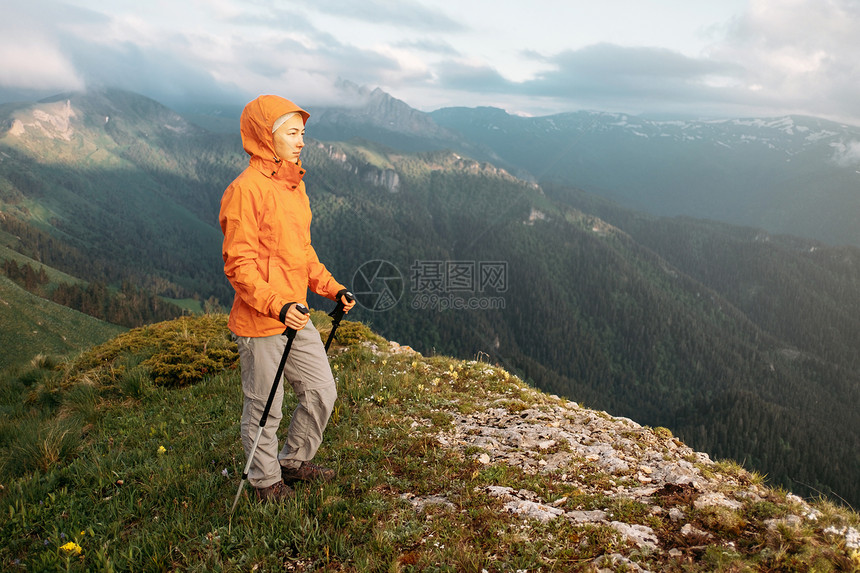 探险家旅行者年轻女子站立在山地背图片