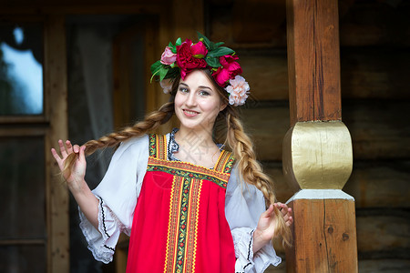 俄罗斯美女穿着传统俄罗斯民间服装的情感女孩和可图片