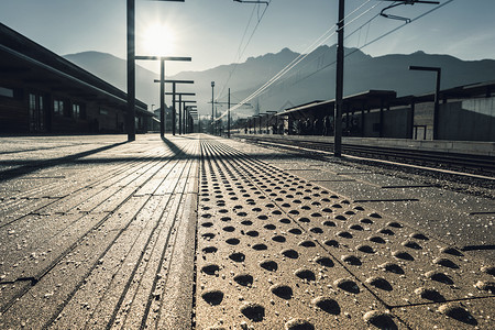 寒冷冬日早晨的火车站图片
