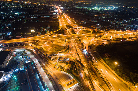 夜间交通叉城市公路由无人驾驶飞机从空中图片