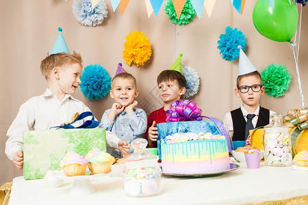只有男孩生日派对快乐图片