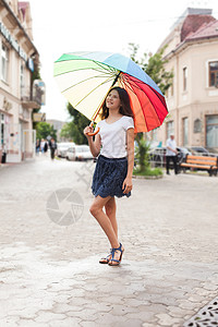 在旧城街上带着彩色雨图片