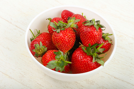 碗里的草莓图片
