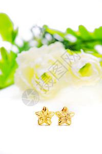 带有泰国特别金首饰的金色恒星形状和白底鲜花的黄金刺绣花图片