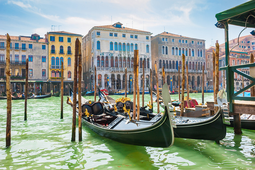 在意大利威尼斯大运河上的Gondolas图片