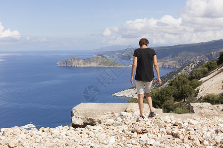 希腊凯法洛尼亚岛美丽的景色女登山者在希腊的Kefalo图片
