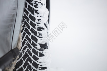 车轮胎上的白雪下雪背图片