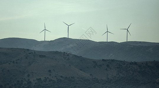 希腊凯法利尼亚岛山区的风车图片