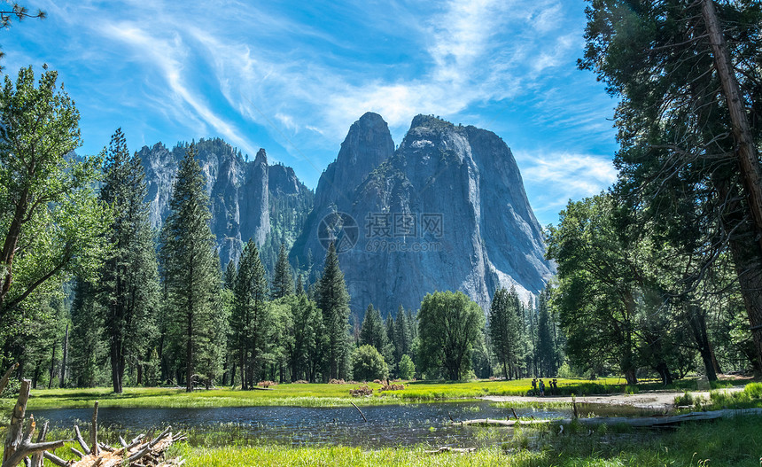 Yosemite河谷的森林湖泊和河流图片