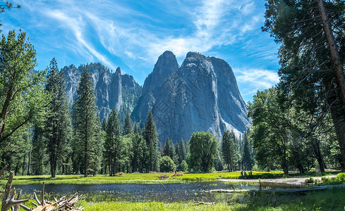 Yosemite河谷的森林湖泊和河流图片