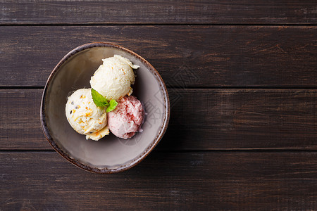 碗顶视图中的什锦冰淇淋勺木桌上美味的冷甜图片