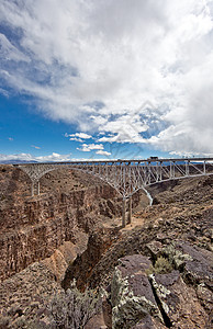 这座悬索桥的建造于1965年完成它是美国同类中第二高的图片