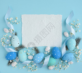 蓝背景的复活节鸡蛋图片