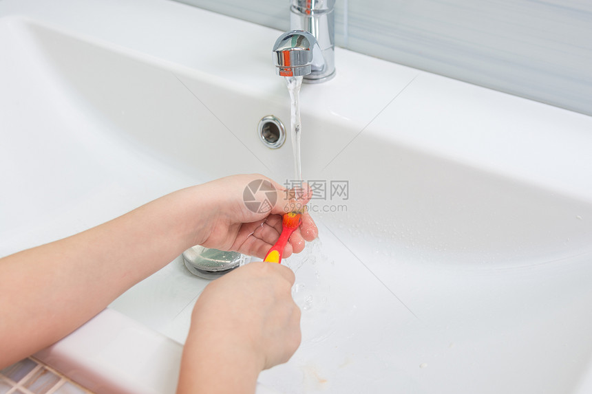 孩子们刷完牙后手洗牙刷图片