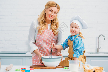 妈和小儿子在厨房一起做饭图片