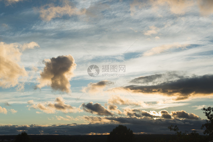 夕阳的天空与色彩戏剧云彩图片